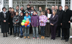 Bad Honnefs B�rgermeisterin Feiden begr��t Vertreter engagierter Firmen und Institutionen vor dem Rathaus