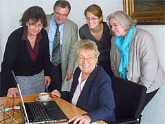 B�rgermeisterin Wally Feiden schaltet die Internetpr�senz http://www.bne-bad-honnef.de f�r die B�rger frei.